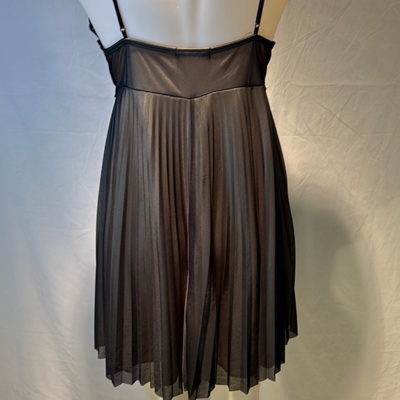 Elegant Black Lace Chemise - Picture 5 of 10